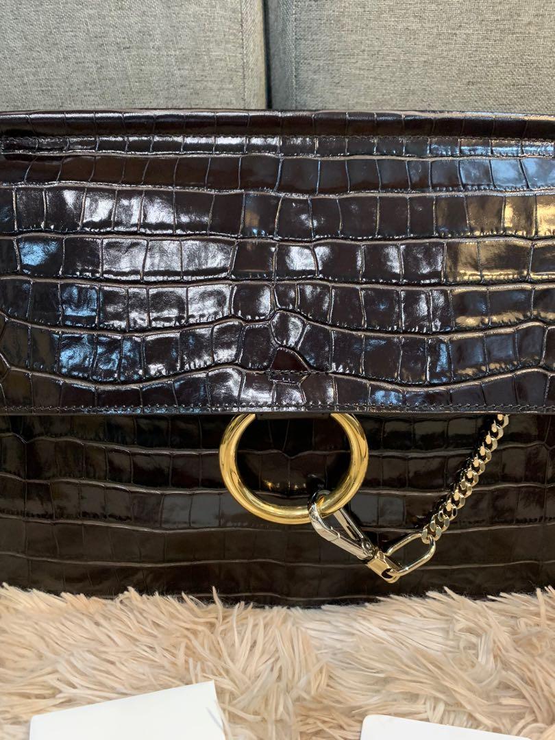 Chloé Faye (Category: Luxury Bags & Wallets) located in Quezon City. Submitted by authenticpreloveeedph (Listing ID 1105335178, Image 2). Description: .