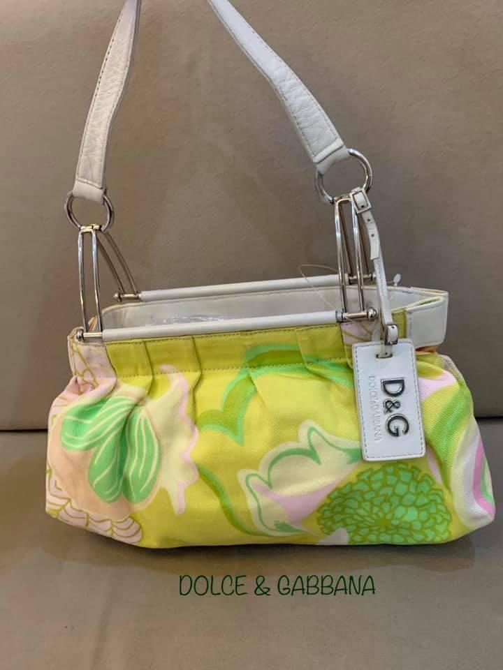 Dolce & Gabbana Hand Bag (Category: Luxury Bags & Wallets) located in Taguig. Submitted by katlouieleandicho (Listing ID 1105504185, Image 1). Description: 💯Authentic Made in Italy Rank AB Price : P2.9K.