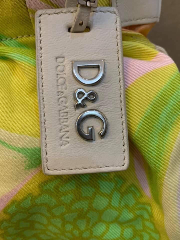 Dolce & Gabbana Hand Bag (Category: Luxury Bags & Wallets) located in Taguig. Submitted by katlouieleandicho (Listing ID 1105504185, Image 2). Description: 💯Authentic Made in Italy Rank AB Price : P2.9K.