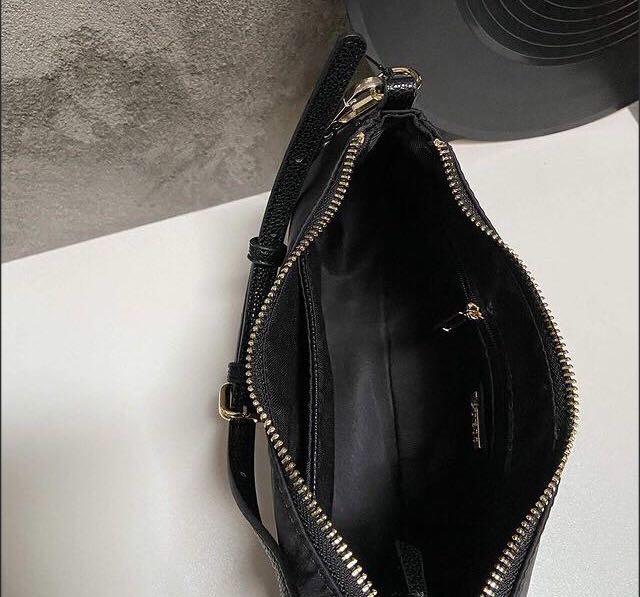 Guess Paris Shoulderbag, Fashion, Wanita di Carousell