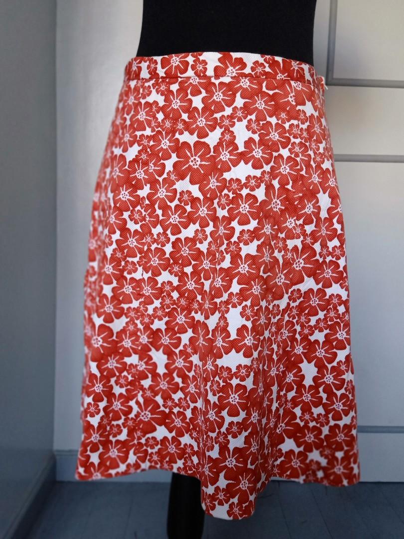 H&M Floral Midi Skirt (Category: Skirts) located in Angono. Submitted by secret.stash.ph (Listing ID 1105325888, Image 1). Description: Item name : H&M Floral Midi Skirt Condition: preloved / like new Brand: H&M Color: white / red Material: cotton / polyester Size: waist: 30 inches / 77 cm length: 20 inches / 52 cm Description: *cotton floral print skirt *side zippered with button *polyester lining Note: Available for COD at shopee just browse my