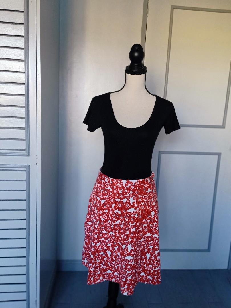 H&M Floral Midi Skirt (Category: Skirts) located in Angono. Submitted by secret.stash.ph (Listing ID 1105325888, Image 2). Description: Item name : H&M Floral Midi Skirt Condition: preloved / like new Brand: H&M Color: white / red Material: cotton / polyester Size: waist: 30 inches / 77 cm length: 20 inches / 52 cm Description: *cotton floral print skirt *side zippered with button *polyester lining Note: Available for COD at shopee just browse my