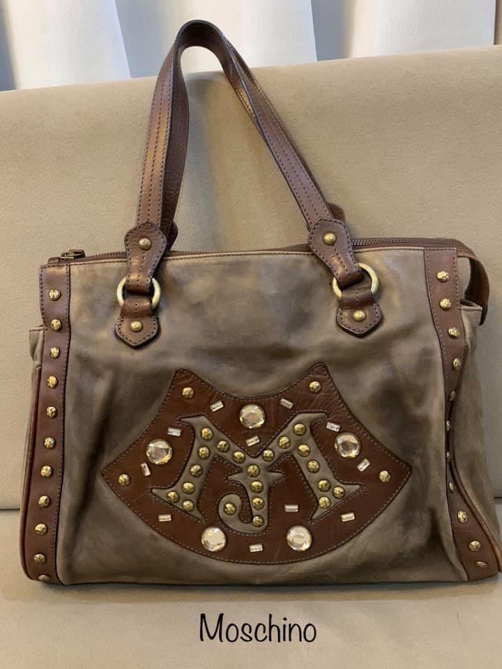 Moschino Shoulder bag (Category: Luxury Bags & Wallets) located in Taguig. Submitted by katlouieleandicho (Listing ID 1105493870, Image 1). Description: 💯Authentic Made in Italy Rank AB Price : P2.5K.