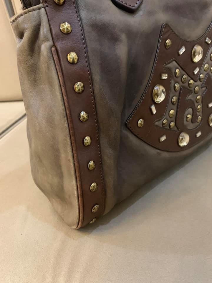 Moschino Shoulder bag (Category: Luxury Bags & Wallets) located in Taguig. Submitted by katlouieleandicho (Listing ID 1105493870, Image 3). Description: 💯Authentic Made in Italy Rank AB Price : P2.5K.