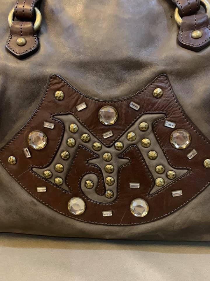 Moschino Shoulder bag (Category: Luxury Bags & Wallets) located in Taguig. Submitted by katlouieleandicho (Listing ID 1105493870, Image 2). Description: 💯Authentic Made in Italy Rank AB Price : P2.5K.