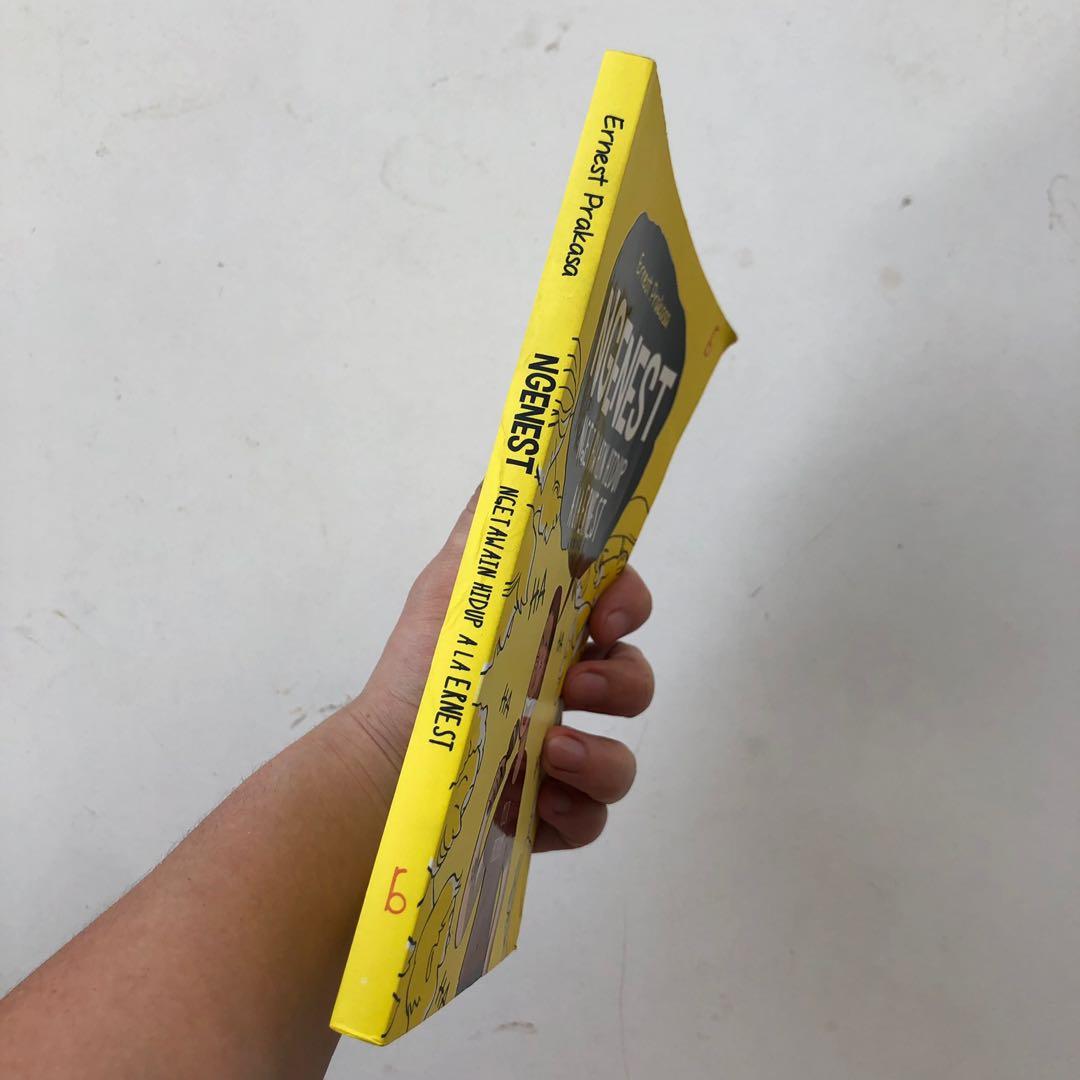 Novel Ernest Prakasa Ngenest Ngetawain Hidup a la