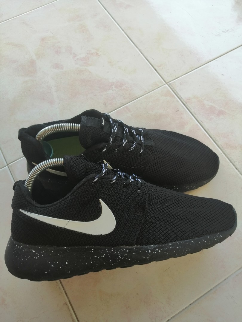 Nike roshe run Men s Fashion Footwear Sneakers on Carousell