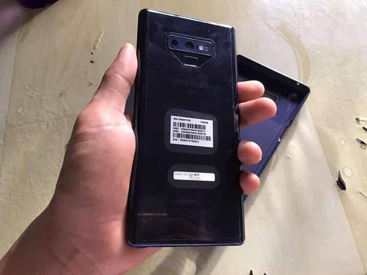 Samsung Note 9 128GB (Ocean Blue) (Category: Samsung) located in Ligao. Submitted by luvmauve (Listing ID 1105467079, Image 3). Description: Personal phone Bought from ComWorks for 55,990 orig price. Open for swap iPhone X or higher unit 😅 100% Legit not refurbished ❌ NO HISTORY OF REPAIR ❌ Issue: Screen discoloration kapag nasa gitna yung brightness Google/youtube niyo na lang po yung specs or you can message me for more info po. .