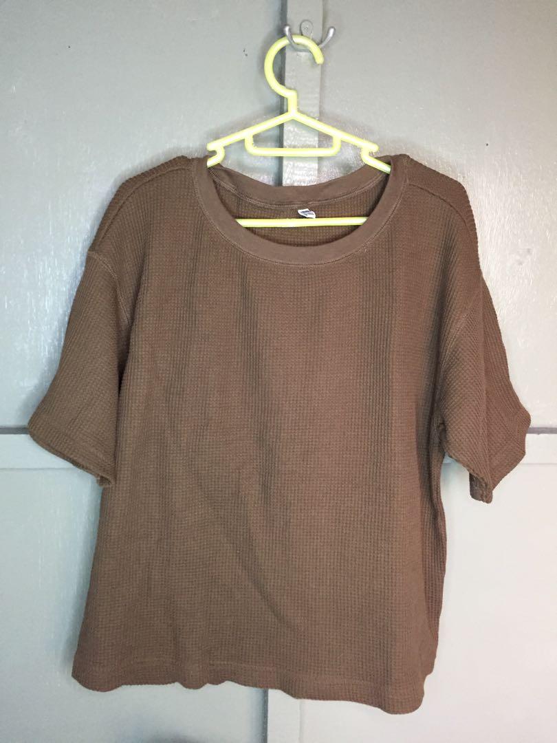 Uniqlo Large brown top (orig) (Category: Shirts) located in Quezon City. Submitted by pamelasantos21 (Listing ID 1105417059, Image 1). Description: Used once Good as new Oversized style .