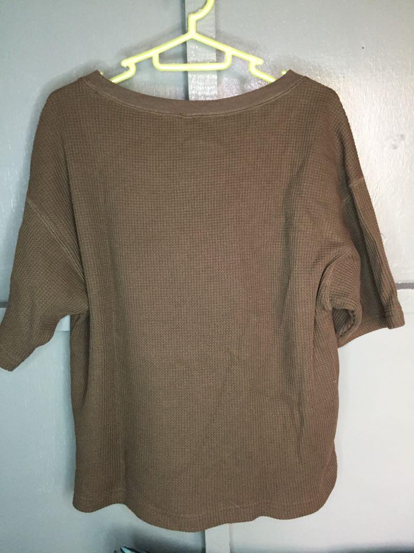Uniqlo Large brown top (orig) (Category: Shirts) located in Quezon City. Submitted by pamelasantos21 (Listing ID 1105417059, Image 2). Description: Used once Good as new Oversized style .