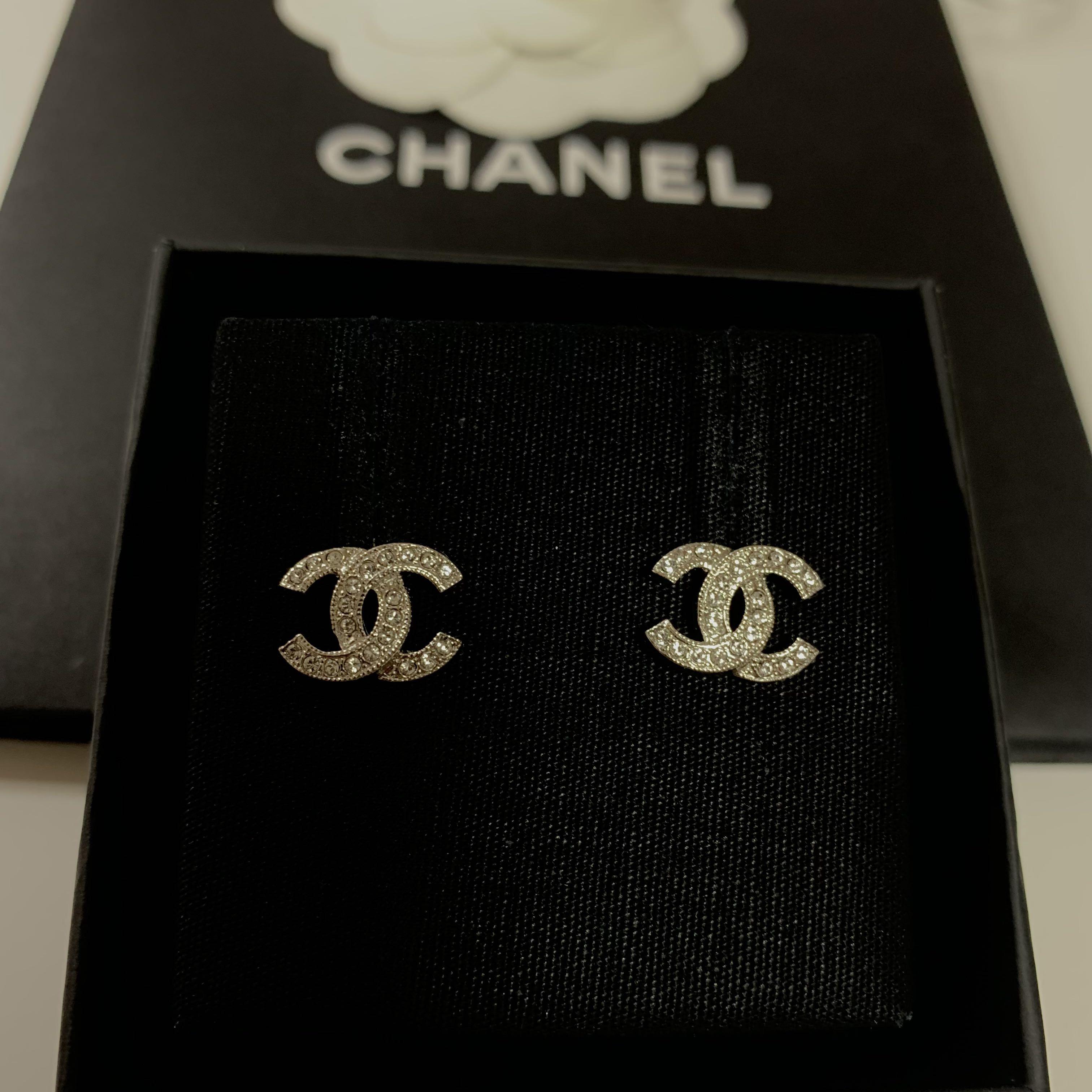 全新new Chanel classic earrings 香奈兒經典銀色閃石耳環A88429, 女裝, 飾物及配件, 耳環- Carousell