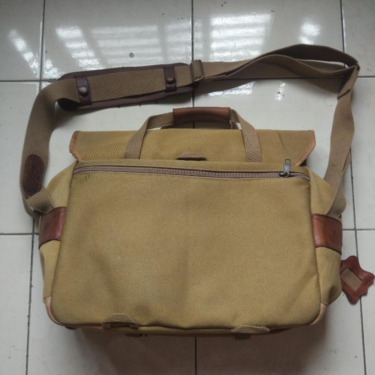 Billingham 335 bag (Category: Camera Bags & Carriers) located in Pasay City. Submitted by denimdude.ph (Listing ID 1105539342, Image 2). Description: .