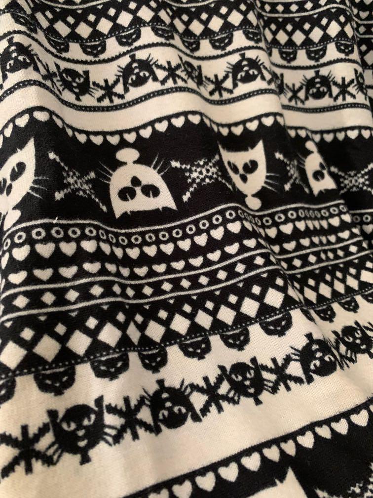 Not on hand: Black and White Cat Sweater (Category: Longsleeves) located in Makati City. Submitted by chsqtt (Listing ID 1105570005, Image 2). Description: NOTE: Not on hand as this we left in my old house. Will need to check availability for sure buyers. Thanks for understanding :) Bought in HK years back. RFS: Closet-purging as I’m moving to a new place ☺️.