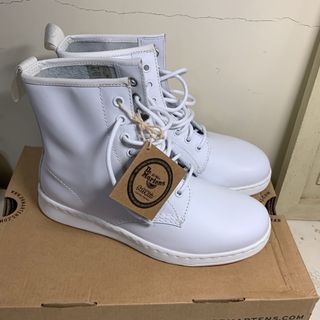 Dr Martens 39號鞋 白色短筒真皮皮靴 全新無著過  移民清家當平賣   如需試鞋請到錦上路四季豪園試 如要外出試鞋 / 面交 必需預付$50試鞋費 /訂金 正式購買時可以減返64212192210433110