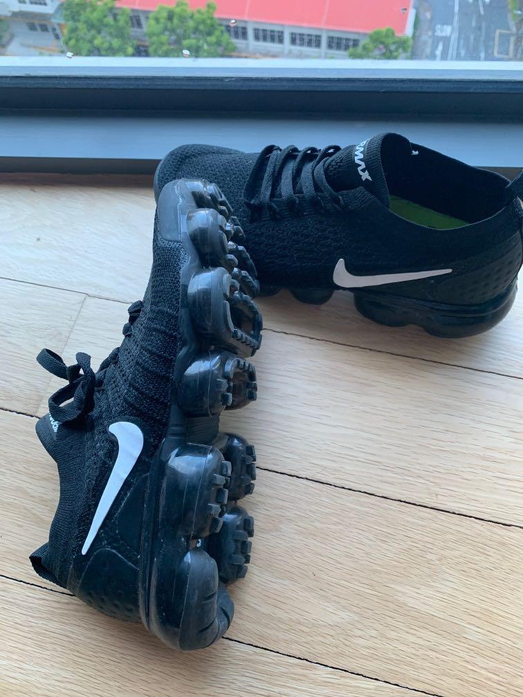 Black vapormax sales with white tick