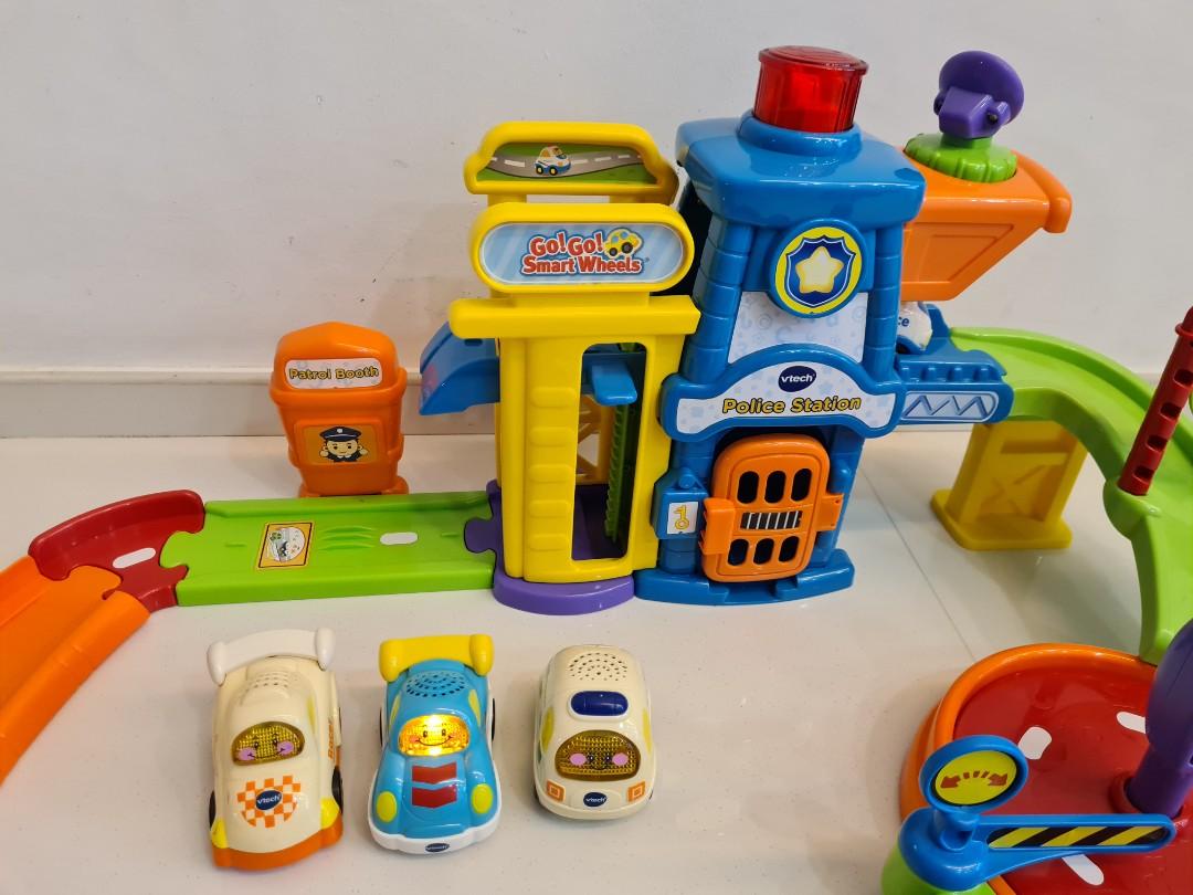 Vtech go go smart wheels Police station with 3 vehicles, Hobbies & Toys