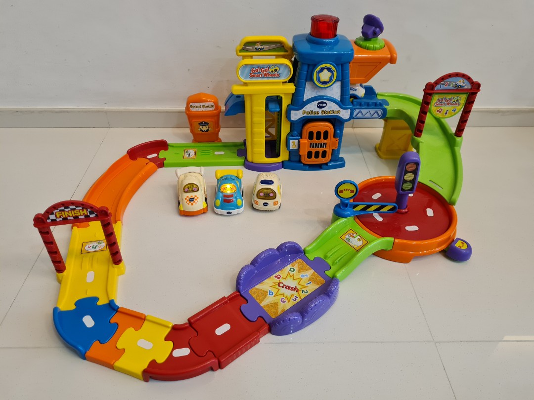 Vtech go go smart wheels Police station with 3 vehicles, Hobbies & Toys