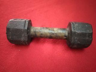1 pc Solid Hand Dumbell. As is. 
L 8" Weight: 6 lbs