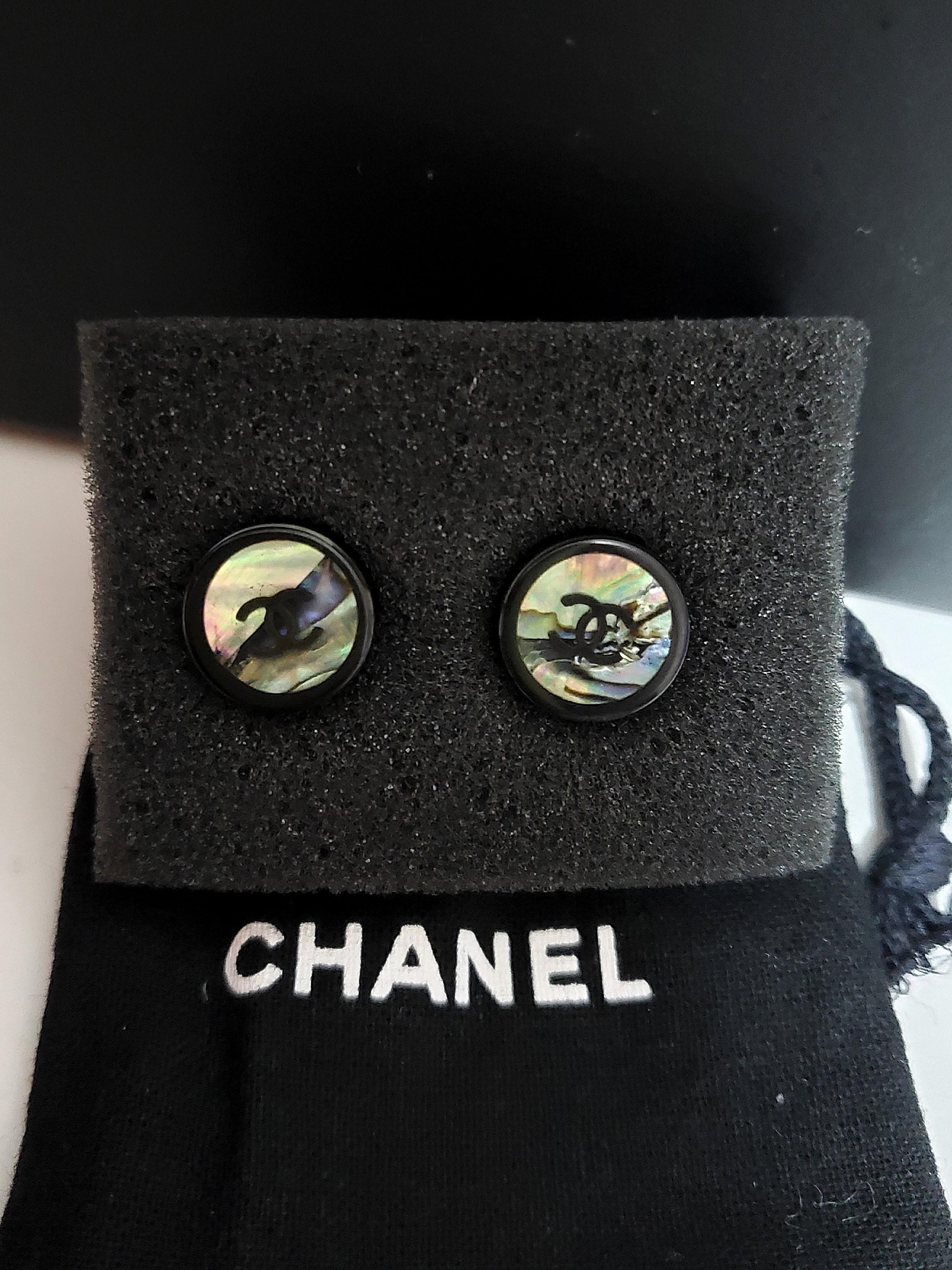 ✓ 💯 CHANEL CC Round Pearl Black Trimmed 🌈 Earrings, Luxury, Accessories  on Carousell