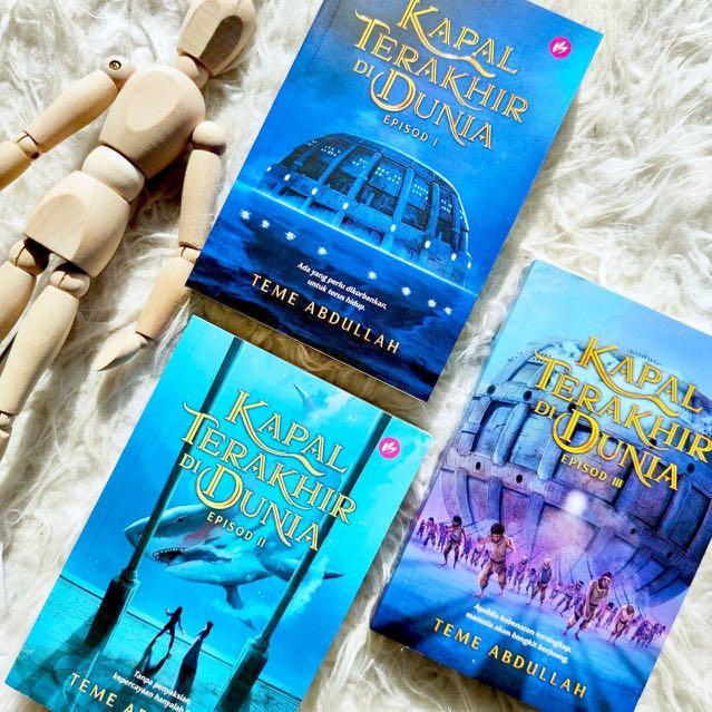 Combo Trilogi Kapal Terakhir Di Dunia Books Stationery Books On Carousell