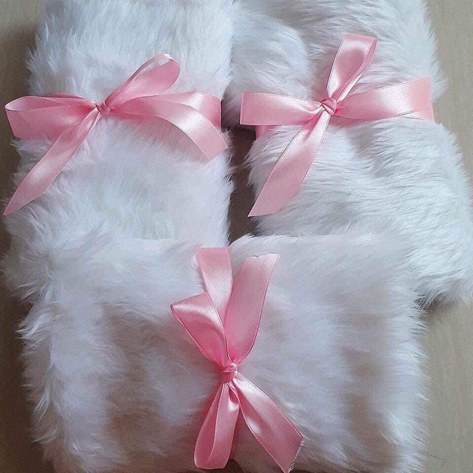 Fur slate/Flatlay (Category: Carpets, Mats & Flooring) located in Ligao. Submitted by luvmauve (Listing ID 1105818367, Image 1). Description: Selling my pre-loved fur slate! ✨ Bili kasi me new color 😊 Ilang beses ko lang din yan nagamit Bought it for 1k, Good as new 💯 Perf ‘to for flatlay sa mga stuffs niyo 😉 36x36 mga 3ft ang height and width niya, kasya dress/pants Galing singapore maganda siya ❤️.