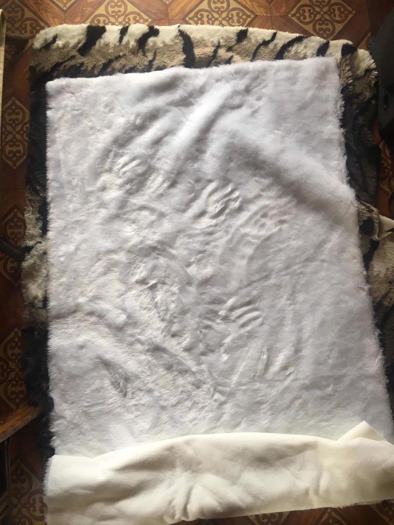 Fur slate/Flatlay (Category: Carpets, Mats & Flooring) located in Ligao. Submitted by luvmauve (Listing ID 1105818367, Image 2). Description: Selling my pre-loved fur slate! ✨ Bili kasi me new color 😊 Ilang beses ko lang din yan nagamit Bought it for 1k, Good as new 💯 Perf ‘to for flatlay sa mga stuffs niyo 😉 36x36 mga 3ft ang height and width niya, kasya dress/pants Galing singapore maganda siya ❤️.