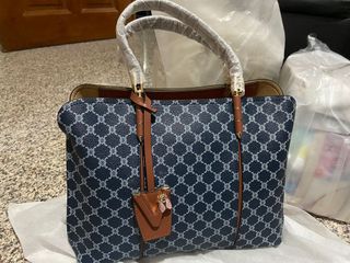 (Category: ) located in . Submitted by lil_wardrobe (Listing ID 1105926124, Image 1). Description: .
