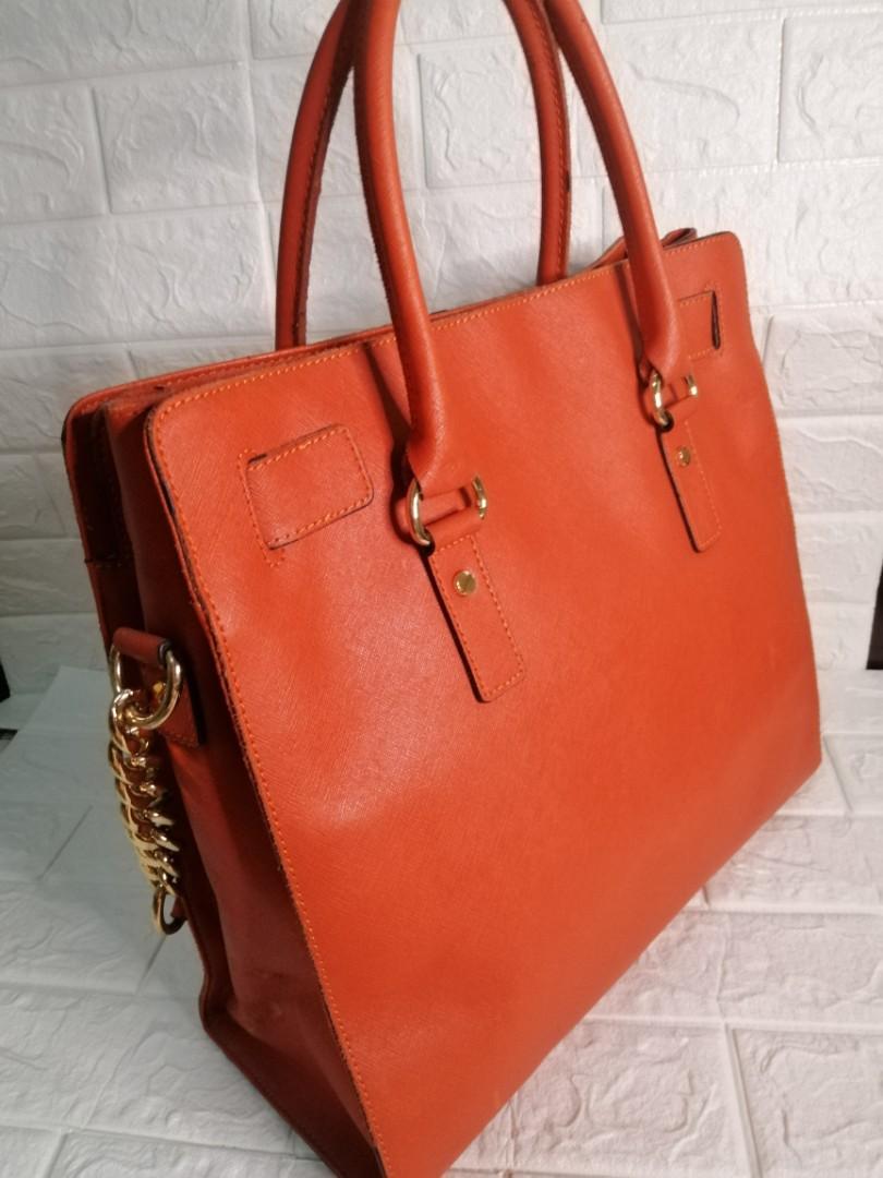 Mk Michael Kors Hamilton Bag (Category: Luxury Bags & Wallets) located in Las Pinas. Submitted by etoksi1234 (Listing ID 1105793693, Image 2). Description: Pre-loved Mk Michael Kors Hamilton bag... Saphiano leather stand alone bag... Gold hardware... Large size bag... Signs of usage on the rubber linings of the bag....