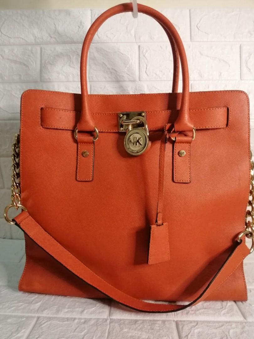 Mk Michael Kors Hamilton Bag (Category: Luxury Bags & Wallets) located in Las Pinas. Submitted by etoksi1234 (Listing ID 1105793693, Image 1). Description: Pre-loved Mk Michael Kors Hamilton bag... Saphiano leather stand alone bag... Gold hardware... Large size bag... Signs of usage on the rubber linings of the bag....