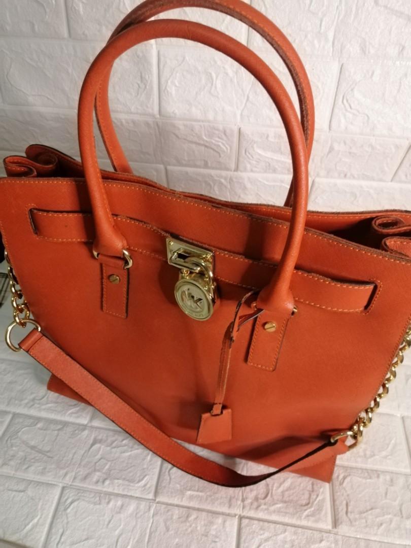Mk Michael Kors Hamilton Bag (Category: Luxury Bags & Wallets) located in Las Pinas. Submitted by etoksi1234 (Listing ID 1105793693, Image 3). Description: Pre-loved Mk Michael Kors Hamilton bag... Saphiano leather stand alone bag... Gold hardware... Large size bag... Signs of usage on the rubber linings of the bag....