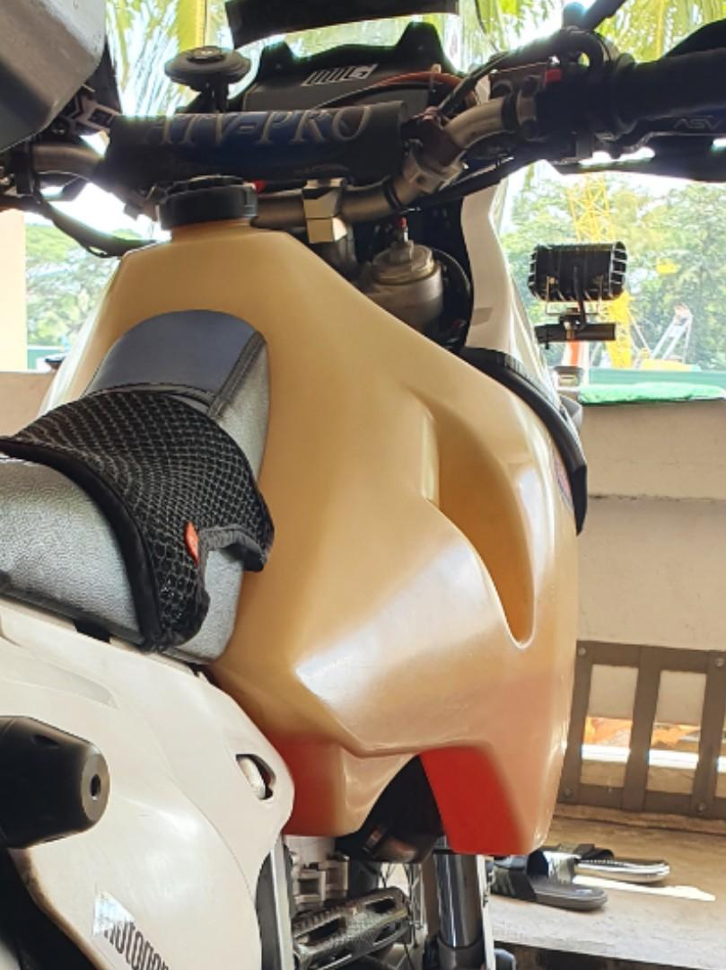 28l Safari Tank Drz 400, Motorcycles, Motorcycle Accessories on Carousell