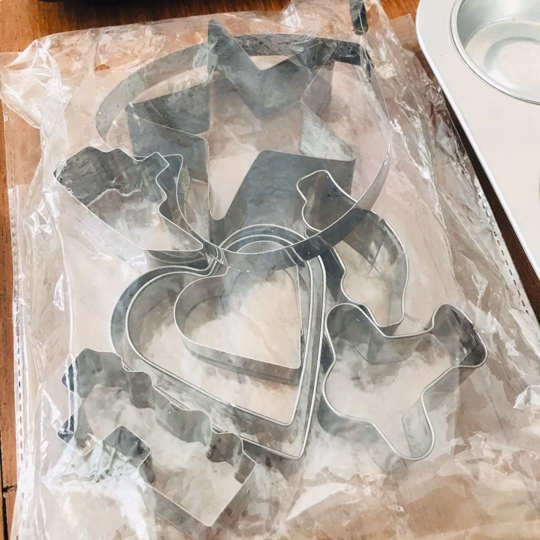 Assorted Bakeware (Category: Bakeware) located in Singapore. Submitted by darrlynn (Listing ID 1106006727, Image 2). Description: Moving out sale: Baking stuff - used once 1. Baking Tray Sheet Pan (25.5cm x 36.5cm), a little dented but does not affect function - $8 2. Cooling Rack (25cm x 40cm) -$8 3. Tart tray (25cm x 25cm) - $8 4. Silicone Spatula Scraper (23cm) - $2 5. Assorted cookie cutters - $4 .