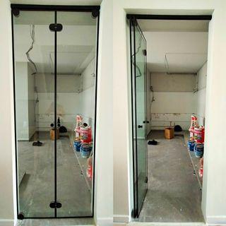 Bi-Fold {Black frame/Frameless}Glass Door