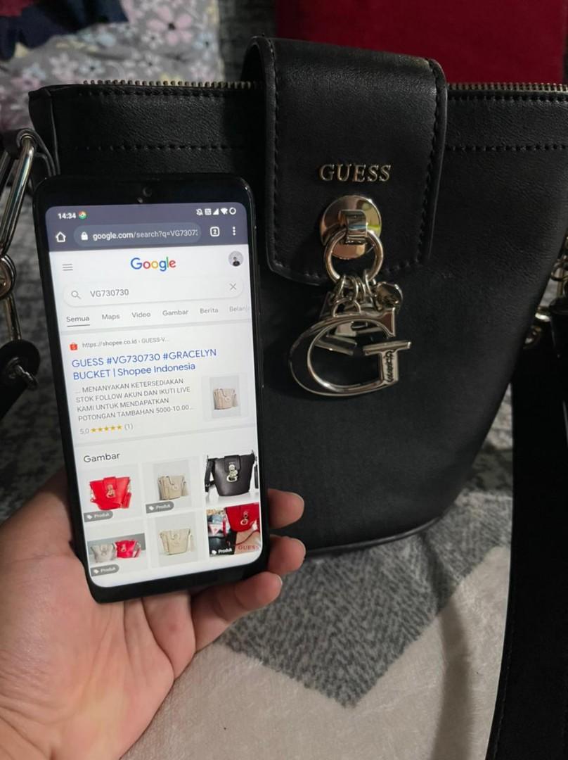 Guess Gracelyn bucket bag Fesyen Wanita Tas Dompet di Carousell
