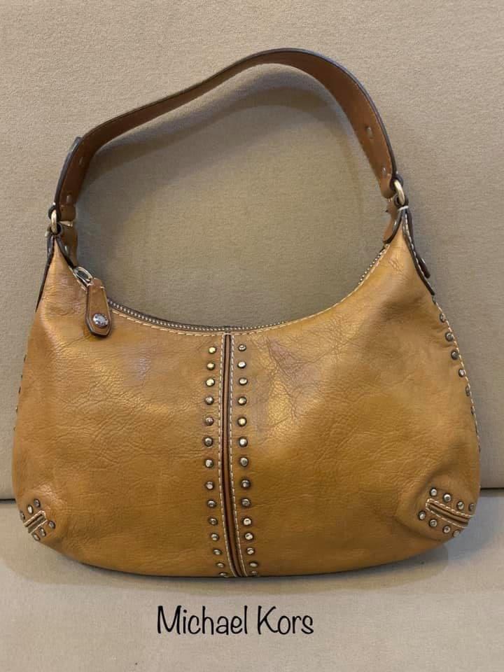 Michael Kors Leather Hobo Bag (Category: Luxury Bags & Wallets) located in Paranaque City. Submitted by gabegabe03 (Listing ID 1105989039, Image 1). Description: Authentic 💯 Japan Sourced Rank A.