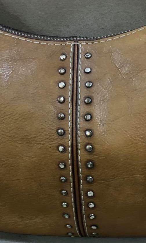 Michael Kors Leather Hobo Bag (Category: Luxury Bags & Wallets) located in Paranaque City. Submitted by gabegabe03 (Listing ID 1105989039, Image 2). Description: Authentic 💯 Japan Sourced Rank A.