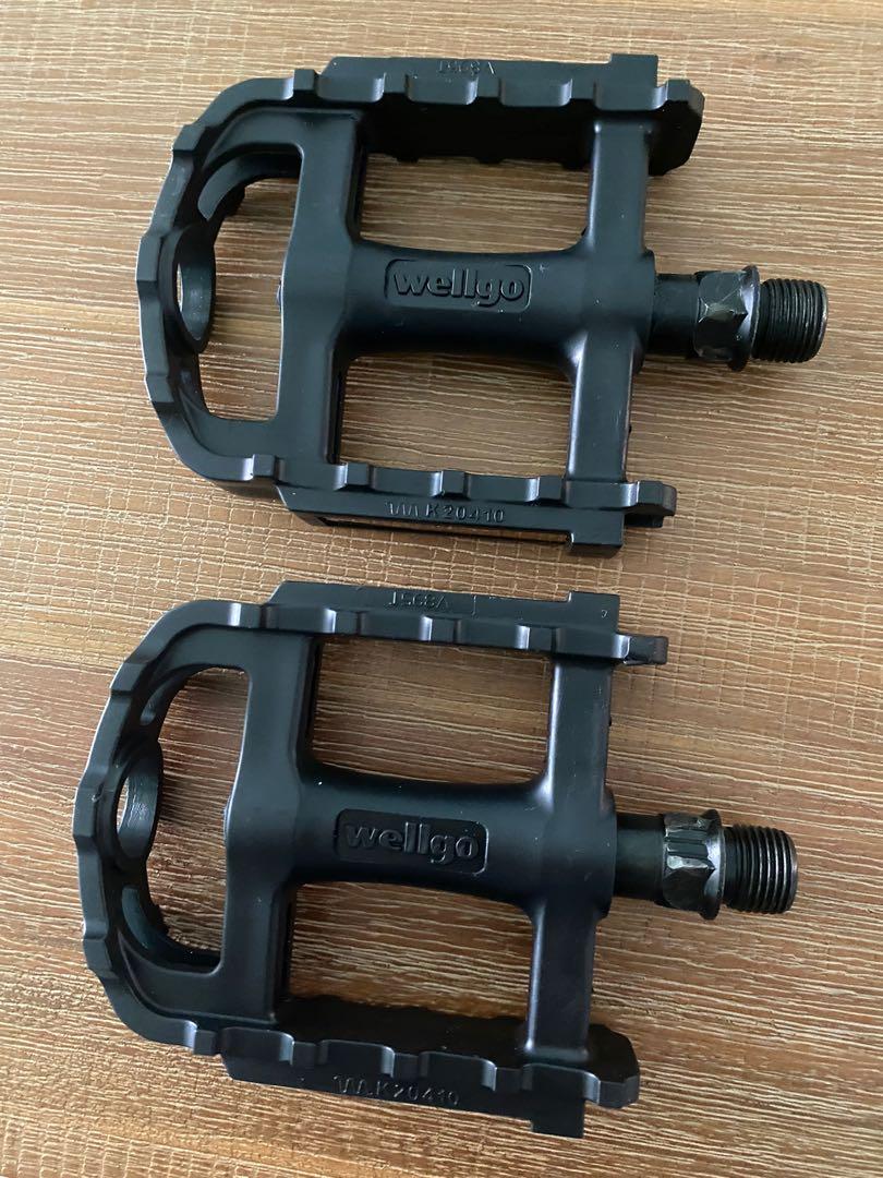 Wellgo black pedals with reflectors Sports Equipment Bicycles
