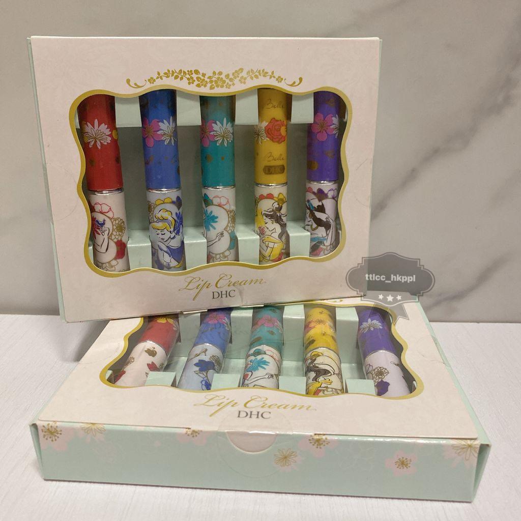 現貨👸🏼 DHC x Disney 👸🏼 Lip cream set 👸🏼 DHC x 迪士尼公主系列純欖護唇膏套裝 1.5gx5 （分類：指甲美容＆其他）位於 Hong Kong。 由 ttlcc_hkppl 提交（商品編號 1110998769，圖片 1）。簡介： 👸🏼 DHC x Disney 👸🏼 Lip cream set 👸🏼 DHC x 迪士尼公主系列純欖護唇膏套裝 1.5gx5 📌現貨$120/1套5支💕 🇯🇵日本直送🇯🇵 DHC潤唇膏出名好夠潤、性價比高! 👍🏻 日本大賣公主👸🏼款，仲要係5支套裝🤩 平時1支都要賣700日元💴 5支裝套裝都只係$120，除開1支只係$24😍 長年銷量冠軍🏆明星暢銷品純欖護唇膏，每年都要自己購入至少一條，已經用過超過15個年頭，護唇膏💄來來去去試用過這麼多，卻沒有拋棄過這條經典商品，原因就在它真的很滋潤‼️裡頭添加的成分包括橄欖🫒精華油、人蔘精華、蘆薈精華、甘草精華和維他命E等多種美