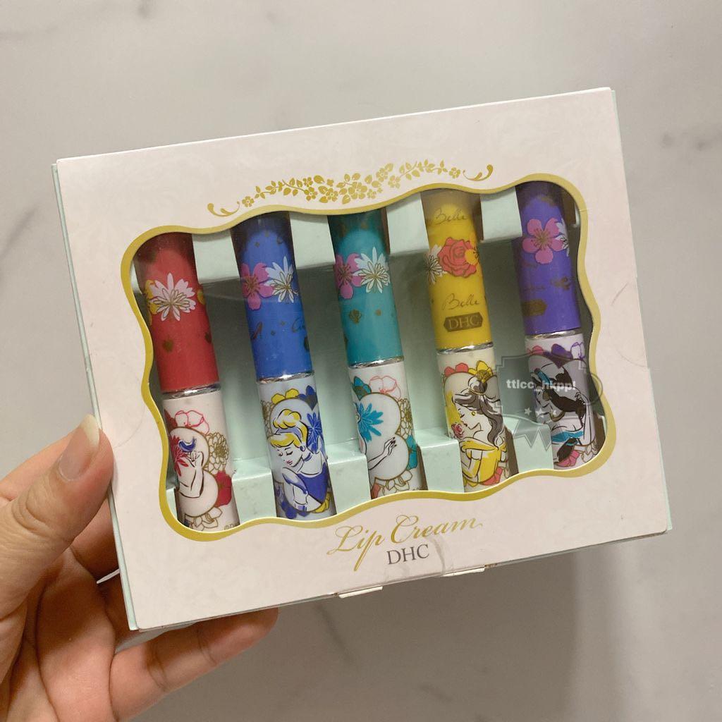 現貨👸🏼 DHC x Disney 👸🏼 Lip cream set 👸🏼 DHC x 迪士尼公主系列純欖護唇膏套裝 1.5gx5 （分類：指甲美容＆其他）位於 Hong Kong。 由 ttlcc_hkppl 提交（商品編號 1110998769，圖片 3）。簡介： 👸🏼 DHC x Disney 👸🏼 Lip cream set 👸🏼 DHC x 迪士尼公主系列純欖護唇膏套裝 1.5gx5 📌現貨$120/1套5支💕 🇯🇵日本直送🇯🇵 DHC潤唇膏出名好夠潤、性價比高! 👍🏻 日本大賣公主👸🏼款，仲要係5支套裝🤩 平時1支都要賣700日元💴 5支裝套裝都只係$120，除開1支只係$24😍 長年銷量冠軍🏆明星暢銷品純欖護唇膏，每年都要自己購入至少一條，已經用過超過15個年頭，護唇膏💄來來去去試用過這麼多，卻沒有拋棄過這條經典商品，原因就在它真的很滋潤‼️裡頭添加的成分包括橄欖🫒精華油、人蔘精華、蘆薈精華、甘草精華和維他命E等多種美