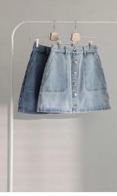 BNWT Glow up button denim skirt, Women 