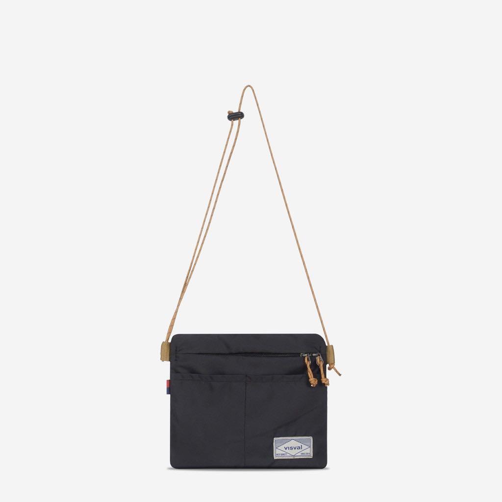 black handbolsa with strap