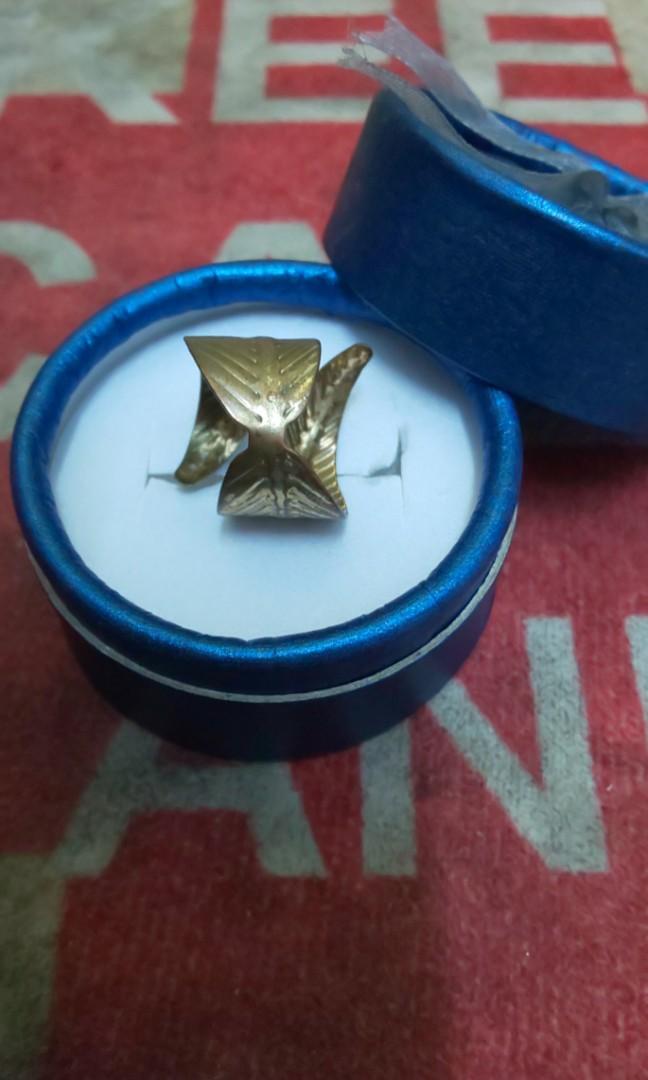 adjustable ring (Category: Rings) located in Cyberjaya. Submitted by queenqishcollection (Listing ID 1112840212, Image 2). Description: ring only 0.50 with box Rm2 box only Rm1.50.