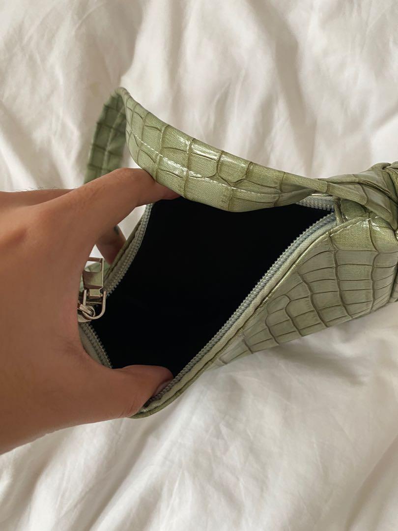 Faux alligator leather green mini purse (Category: Purses & Pouches) located in Paranaque City. Submitted by mcspicyqueen (Listing ID 1112794168, Image 2). Description: MOP: BDO/ UnionBank/ Gcash Shipping via Gogo express/ grab shouldered by buyer Buy 5 or + items for free sf ❤️🤪.