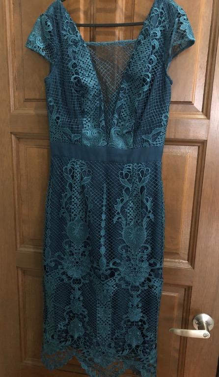 Chi chi london lace pencil outlet dress with v neck in black