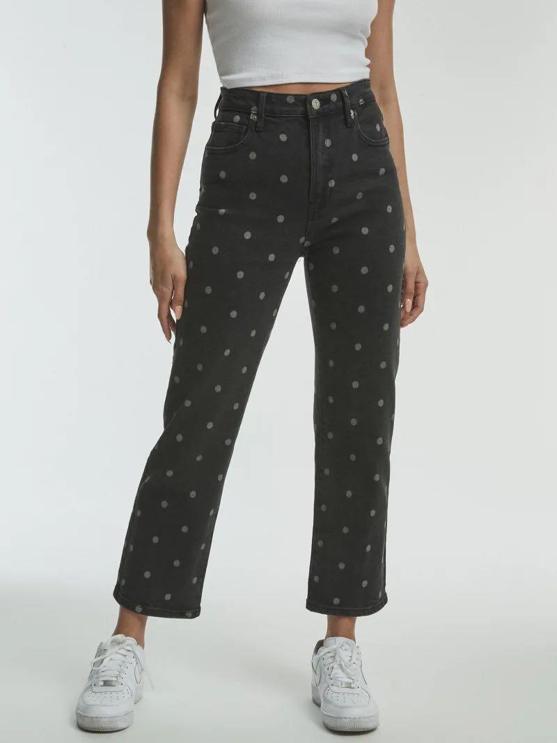 Guess jeans pleasures 2025