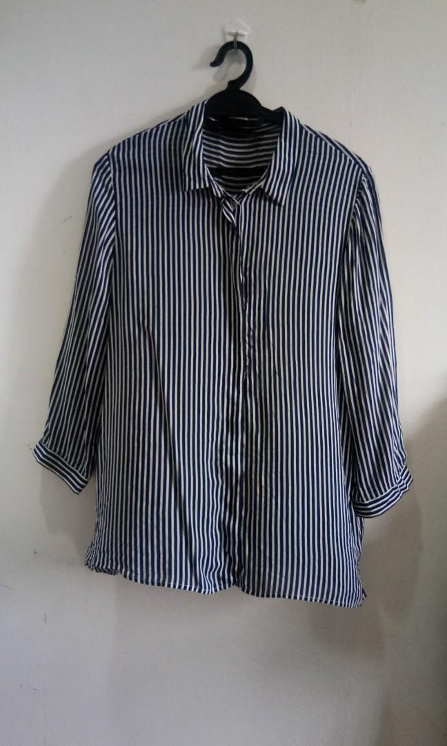 Zara basic blouse (Category: Blouses) located in Kuala Lumpur. Submitted by saralopez_92 (Listing ID 1112739688, Image 1). Description: zara blouse bahu:15 inci dada: 54 cm labuh:68 cm conditions 8/10.
