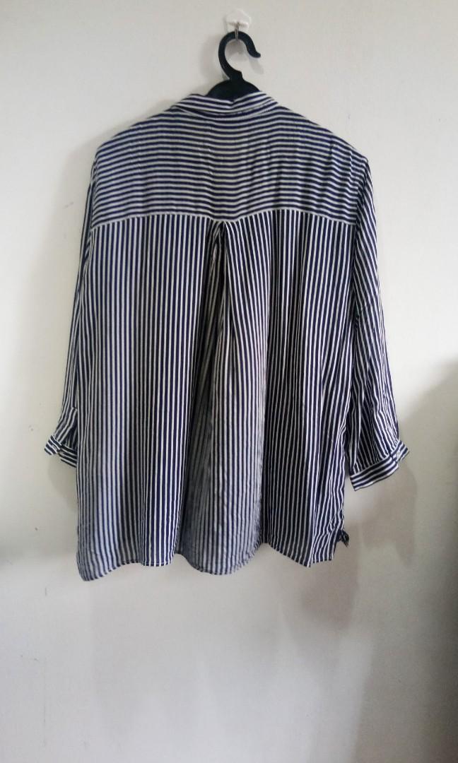 Zara basic blouse (Category: Blouses) located in Kuala Lumpur. Submitted by saralopez_92 (Listing ID 1112739688, Image 2). Description: zara blouse bahu:15 inci dada: 54 cm labuh:68 cm conditions 8/10.