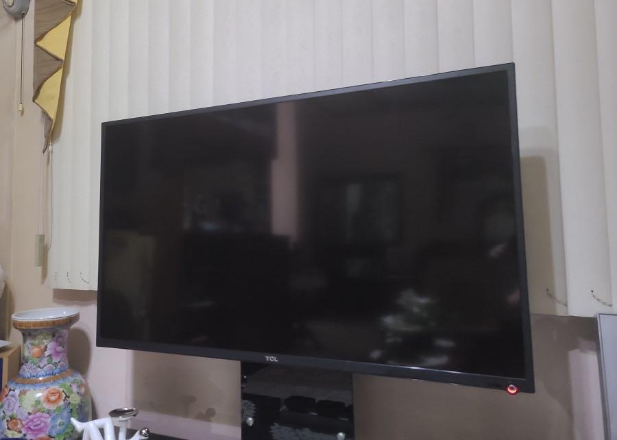 BUNDLE: TCL 49” tv with free chromecast (Category: TV) located in San Juan City. Submitted by prelovedbytim (Listing ID 1113019490, Image 1). Description: With defect : as you can see on 3rd photo there is discoloration already due to everyday use. Chromecast no issues. .