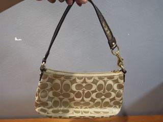 (Category: ) located in . Submitted by beehappypreloved (Listing ID 1113072862, Image 1). Description: .
