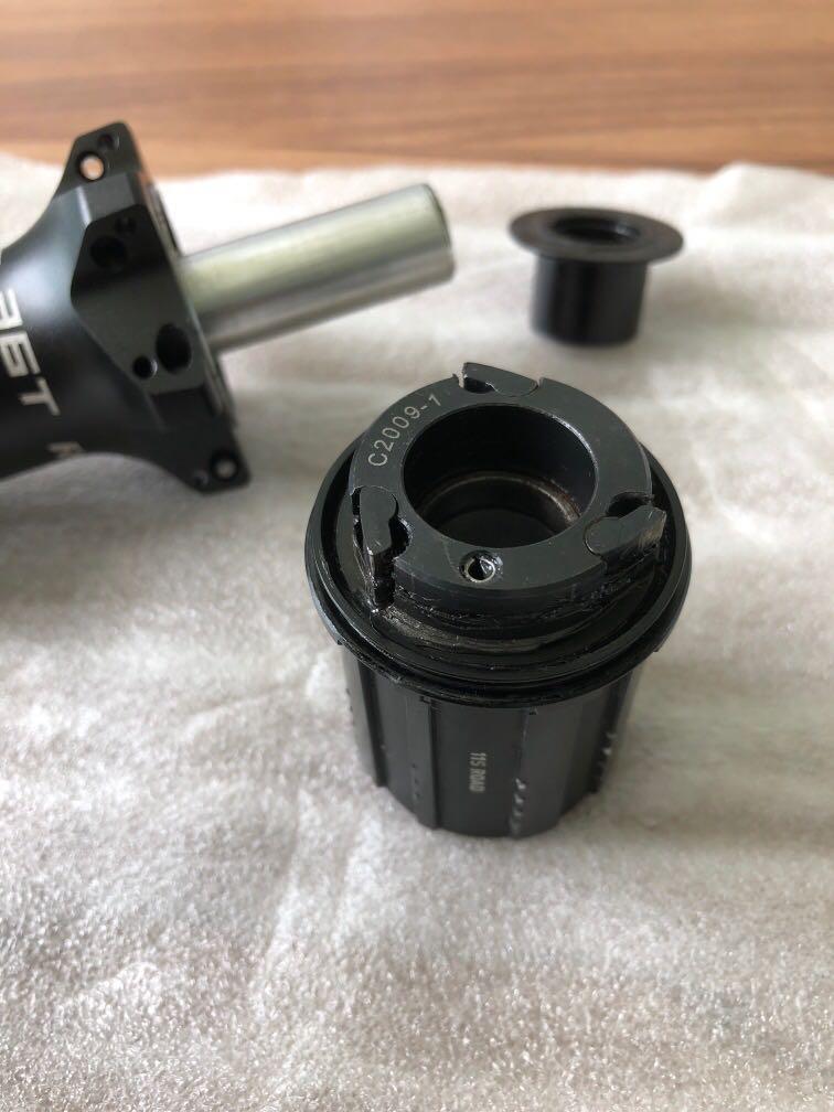 Dt Swiss 370 freehub body and ztto hub Sports Equipment Bicycles
